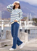 Jeans med moderiktig benvidd  