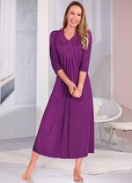 Nattlinne med spetsmotiv och veck 