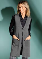 Stickad v&auml;st med dekorativ kn&auml;ppning GR&Aring;SPR&Auml;CKLIG