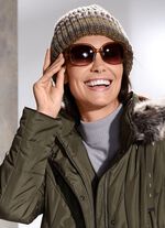 Intressant damhatt, tillverkad av grov stickning FLERF&Auml;RGAD