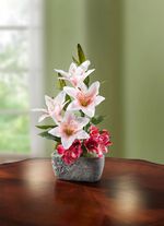 Liljarrangemang i kruka 