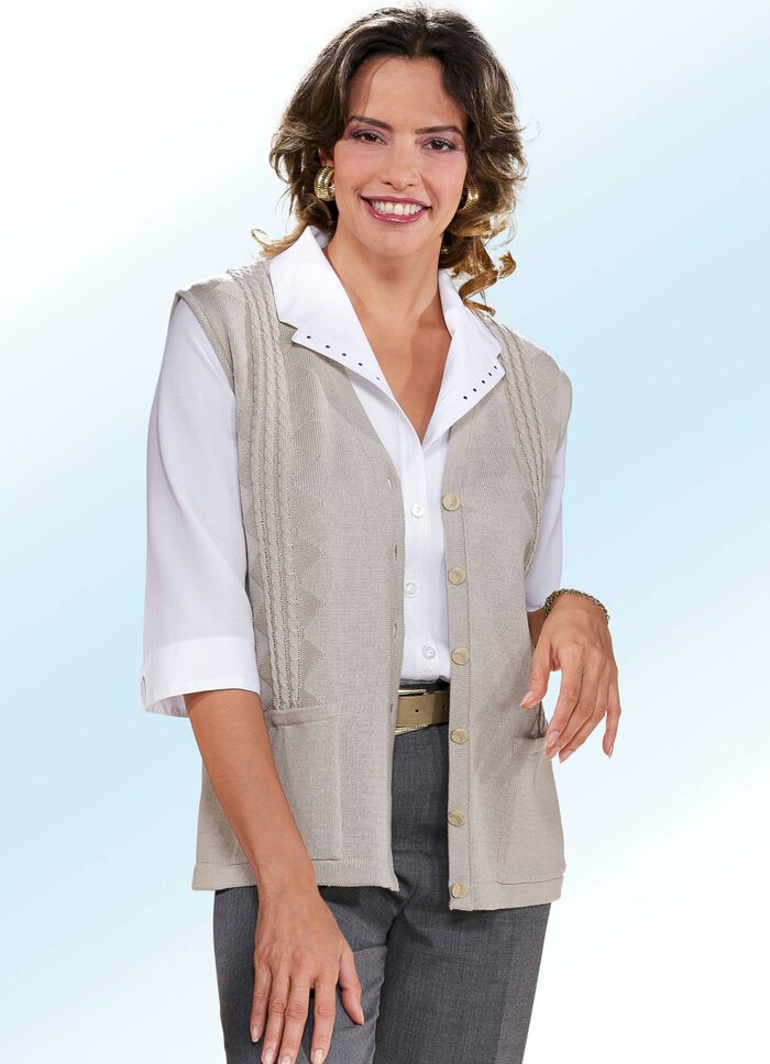 Stickad v&auml;st med kabelm&ouml;nster 