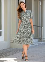 Kl&auml;nning med en hel dekorativ knappsl&aring; 