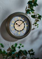 Tr&auml;dg&aring;rdsklocka med belysning 