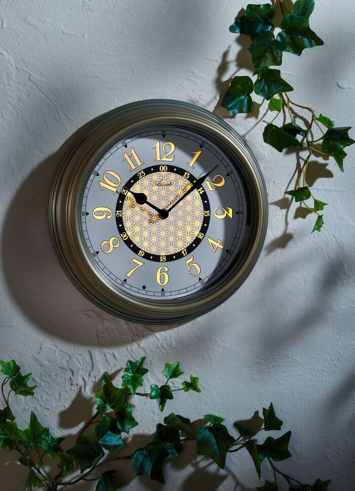 Tr&auml;dg&aring;rdsklocka med belysning 