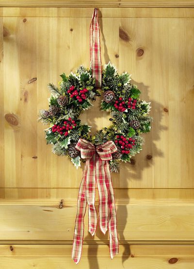 V&auml;ggkrans med gran och Ilex grenar 