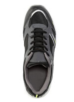 Sneakers med snörning av effektivt tryckt syntetmaterial, 