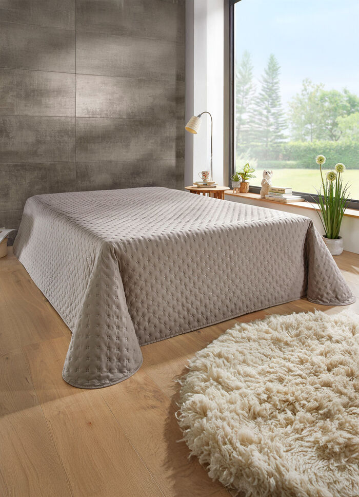 Överkast med quiltning och bandkant 
