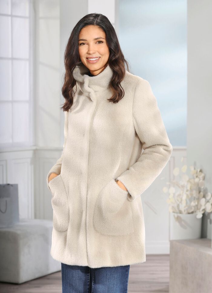 Kavaj med distinkt kragl&ouml;sning 