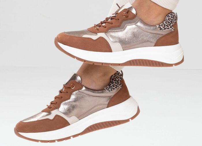 Caprice, trendiga damsneakers, bredd G, med avtagbar fotb&auml;dd COGNAC-ALTGOLD