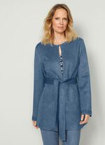 Kavaj med nitar p&aring; &auml;rmsluten 