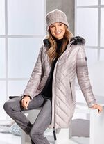 Kort kappa med avtagbar fuskp&auml;lskant 