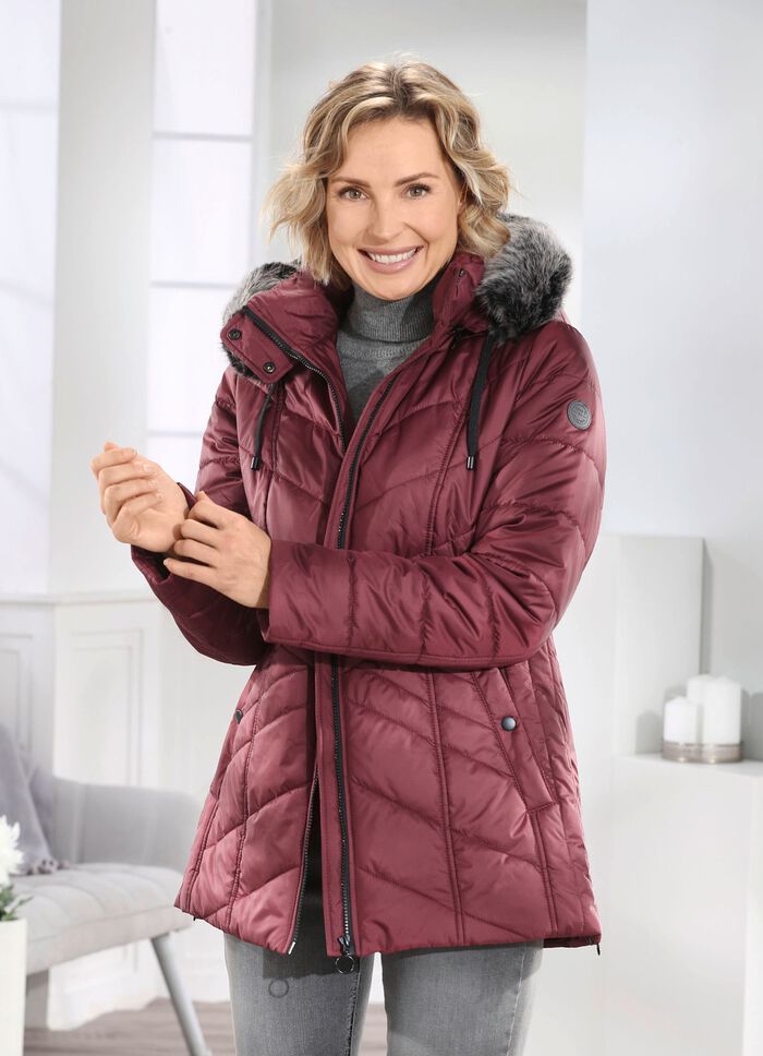 Jacka med avtagbar fuskp?lskant p? luvan 