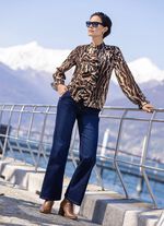 Blus med lekfulla volanger 