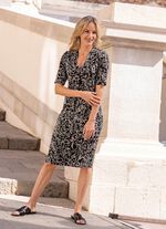 kl&auml;nning i figurn&auml;ra form 