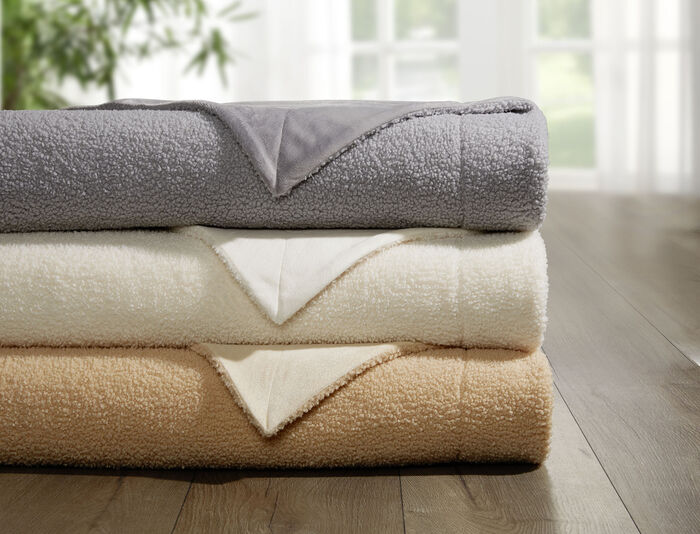 Filtar och kuddar med en fluffig, mjuk teddyfront GRÄDDE