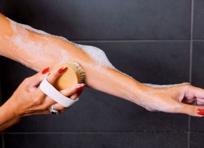 Rygg- och handborste av tr&auml; 