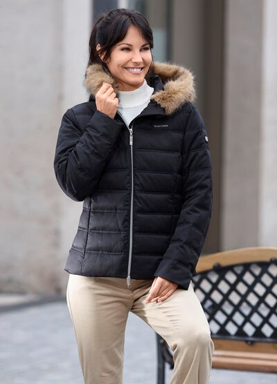 Kort jacka med avtagbar fuskp&auml;lskant 