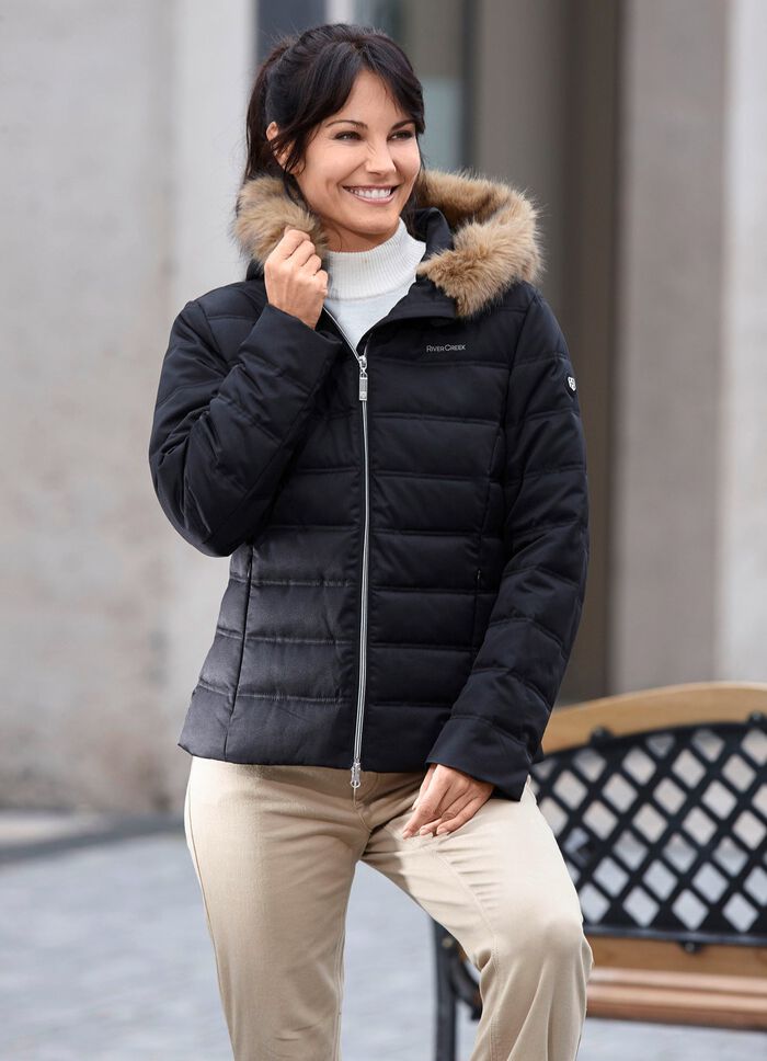 Kort jacka med avtagbar fuskp&auml;lskant 