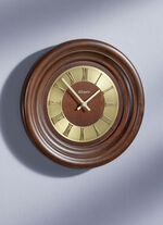 Väggklocka av massivt trä 