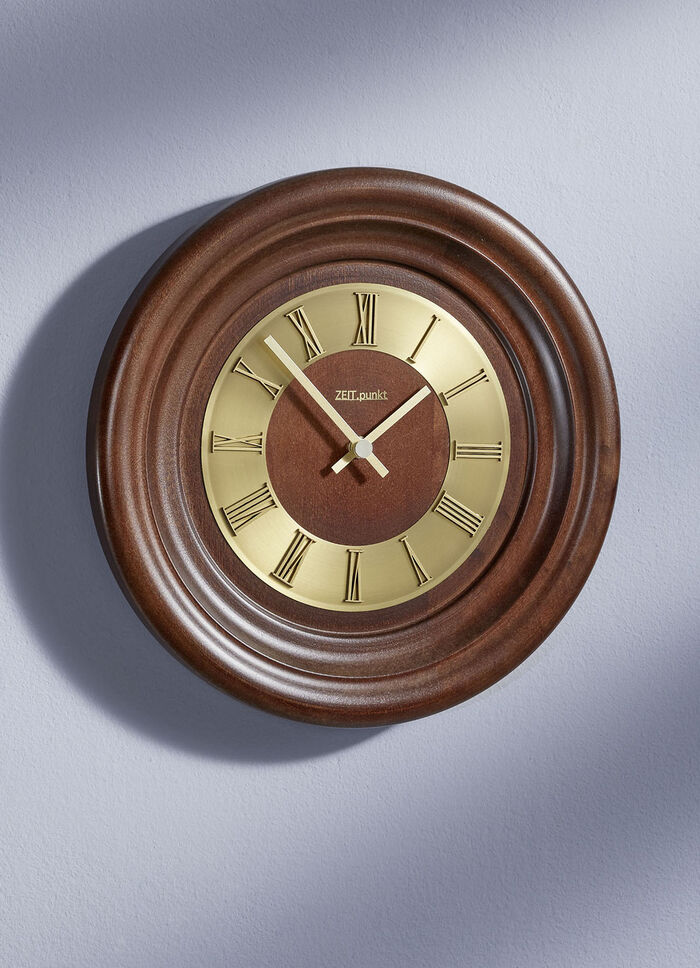 Väggklocka av massivt trä 