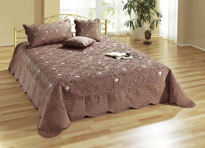 Satin &ouml;rngott och &ouml;verkast med broderi 