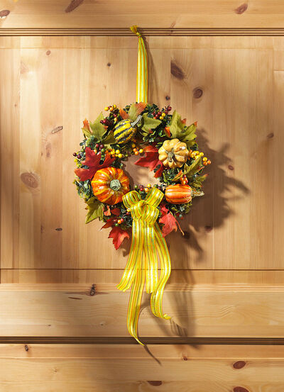 Väggkrans med färgglada löv, bär och pumpor 