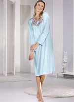 Vadlång nattlinne med generös blombroderad spets MINT