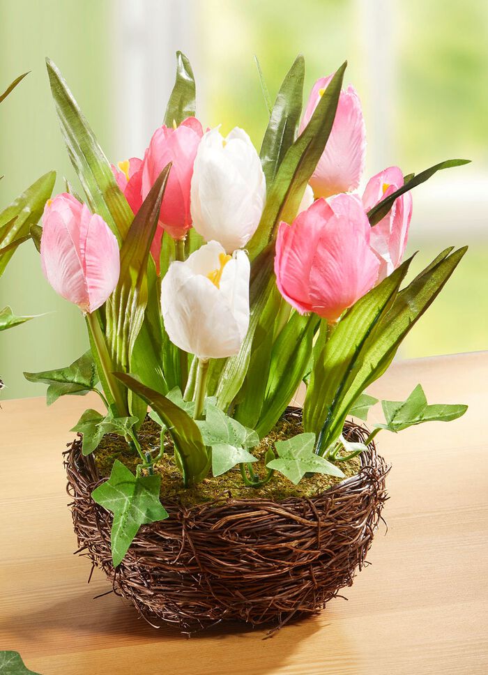 Tulpaner i en fl&auml;tad korg ROSA-VIT