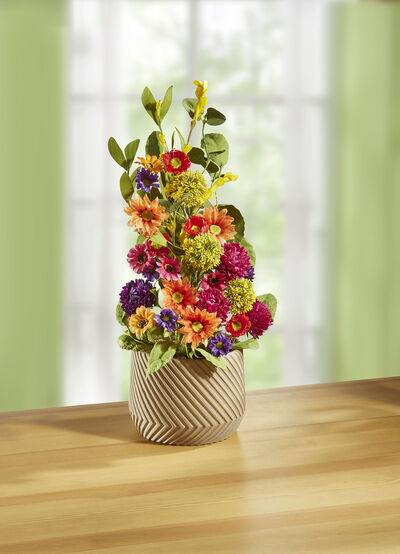 Blomsterarrangemang i keramikkruka 
