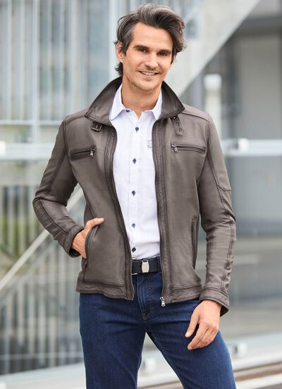 Kort skinnjacka med uppf&auml;llbar krage 