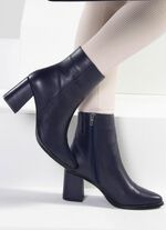 Andrea Conti st&ouml;vletter med elastiskt band i sidan M&Ouml;RKBL&Aring;