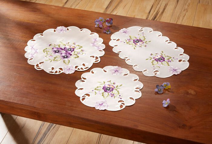 Bords- och rumsdekoration med pens&eacute;broderi LILA