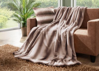 Filt och kuddfodral av kaninp&auml;lsimitation 