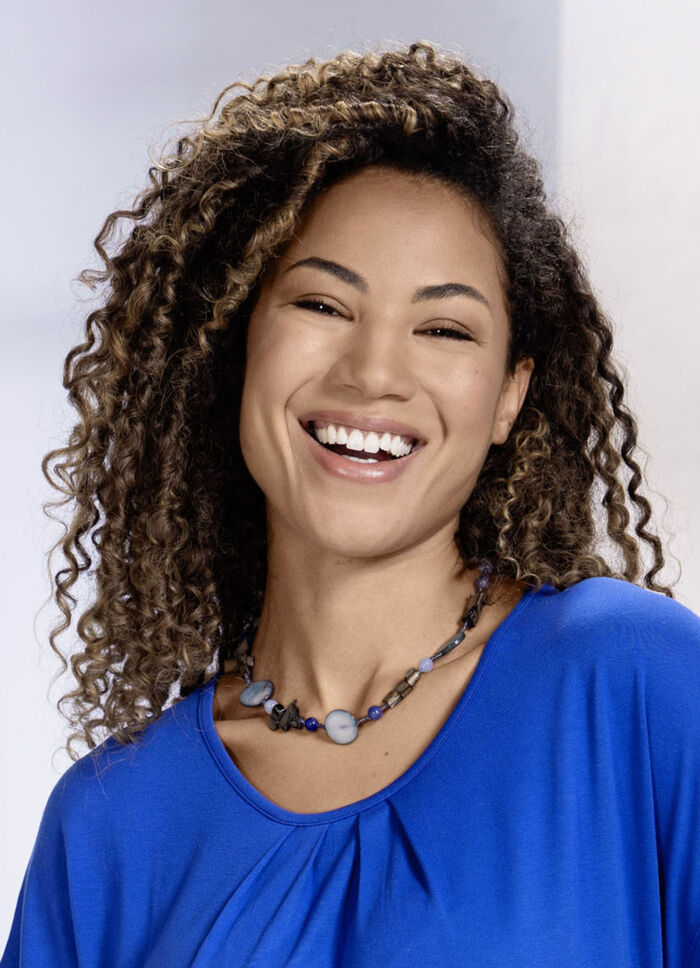 Halsband med olika smyckeselement 