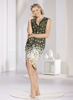 Knälångt nattlinne från Laurina med blommigt kantmönster 